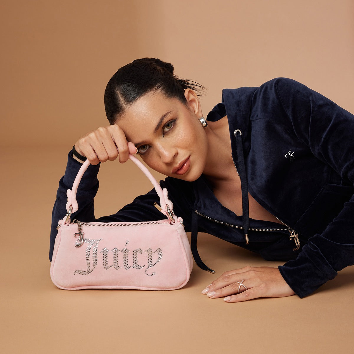 JUICY COUTURE レザー大容量 Kimberly Small Hobo – Juicy Couture